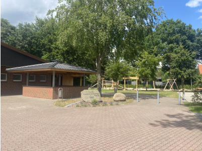 Außenansicht des Hauses mit Spielplatz