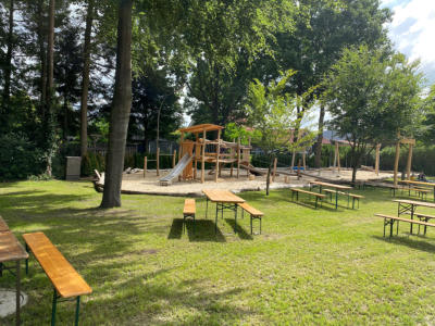 Spielplatz mit Bierbänken im Grünen