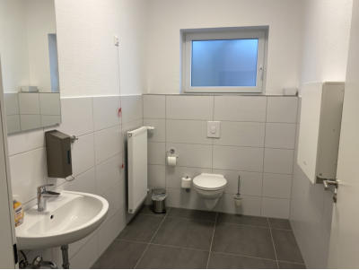 Frisch sanierte, barrierefreie Sanitäranlage