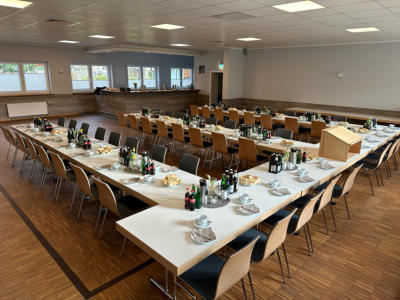 Eingedeckte Festtafel mit Getränken